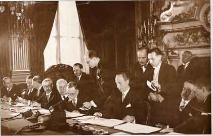 الرئيس الأتاسي يوقع على معاهدة 1936 مع فرنسا. وإلى جانبه فارس الخوري وجميل مردم بك