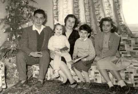 الصورة التقليدية للعائلة خلال الميلاد. من اليمين إلى اليسار: إكرام، سمير، ماما وريما، وأنا